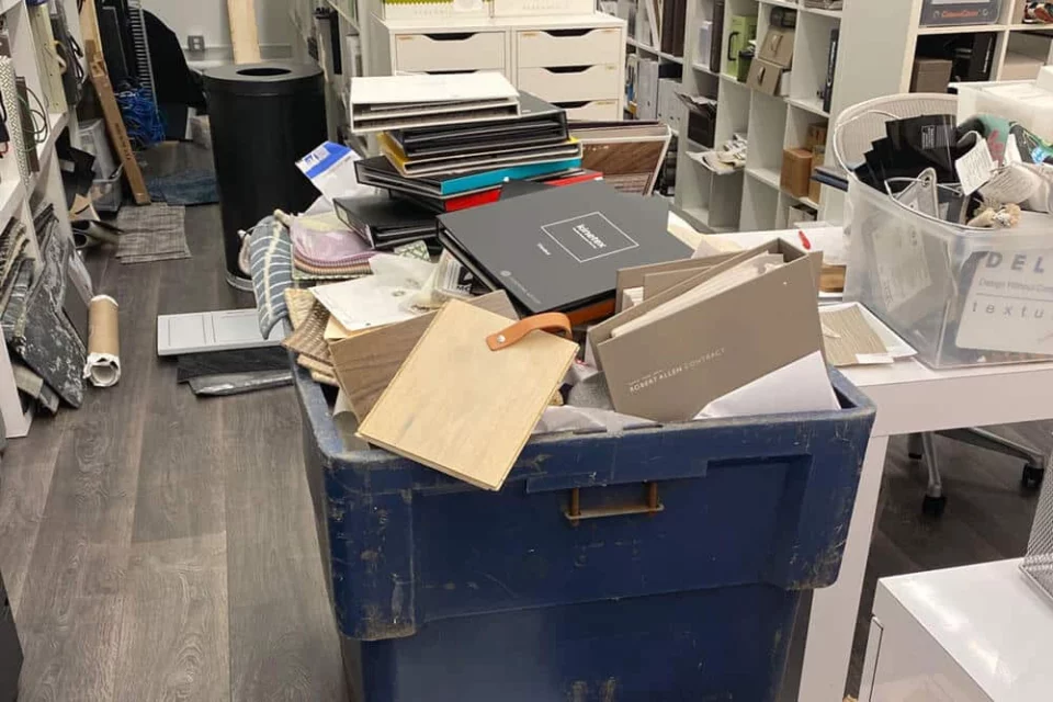 Cartons et rebuts entassés dans des bureaux en fin de bail