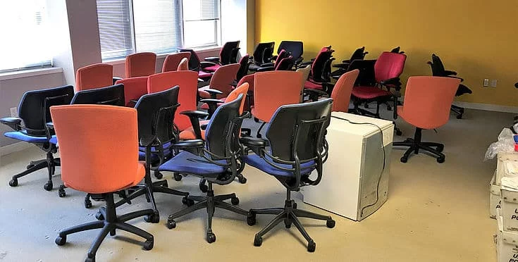 Chaises de bureau alignées et empilées avant reprise
