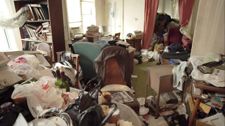 Pièce d’habitation entièrement encombrée, sol invisible