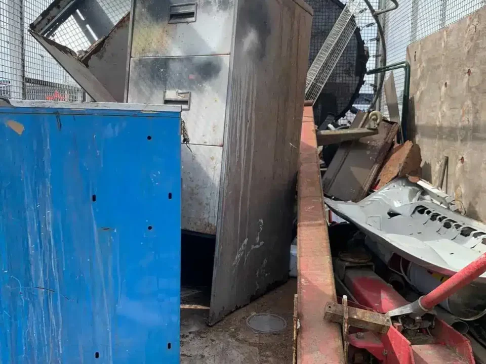 Fouillis de mobilier ancien et d’objets métalliques dans un local à vider