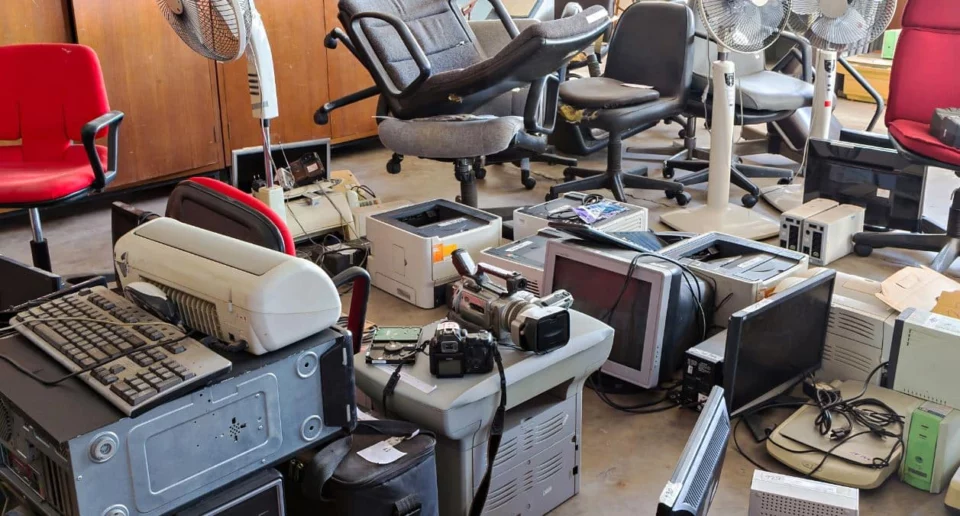 Mobilier, écrans et matériel informatique triés avant dépôt en filière